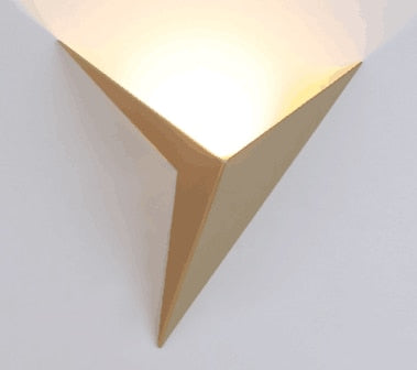 Wandlamp Minimalist met Driehoekig Design en Geïntegreerde LED