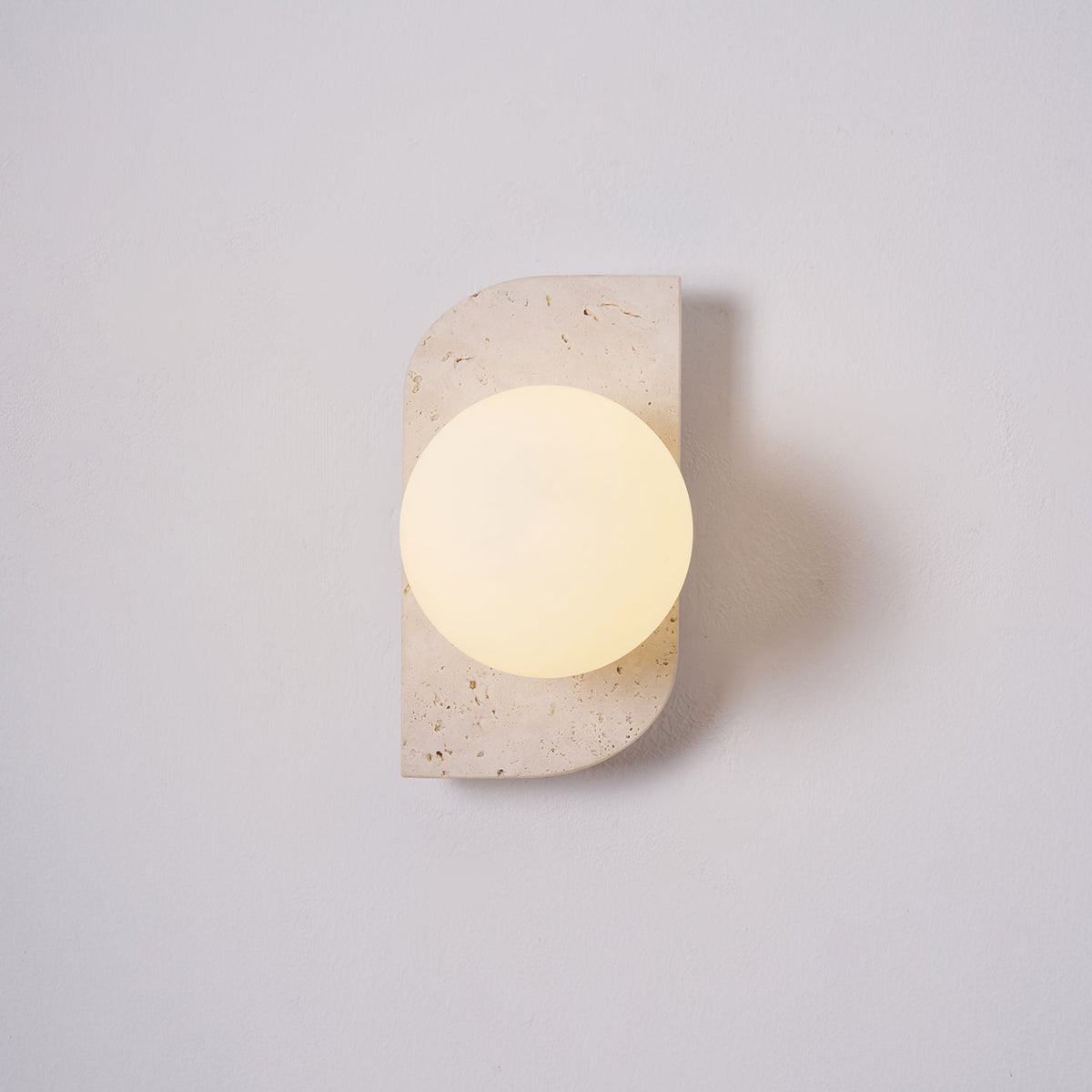 Wandlamp Modern Boho met Travertine Achterplaat en Glazen Bollen ##POS:12##