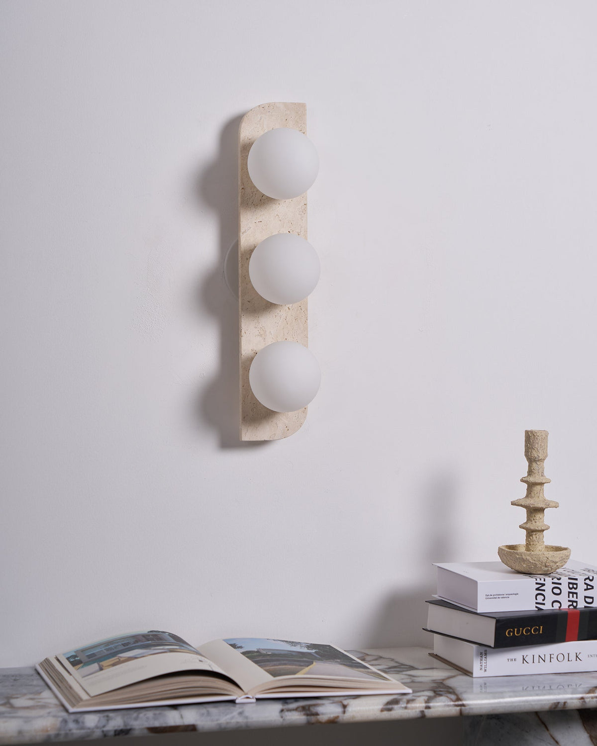 Wandlamp Modern Boho met Travertine Achterplaat en Glazen Bollen