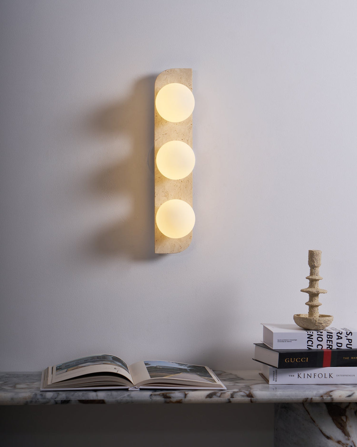 Wandlamp Modern Boho met Travertine Achterplaat en Glazen Bollen