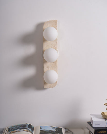 Wandlamp Modern Boho met Travertine Achterplaat en Glazen Bollen
