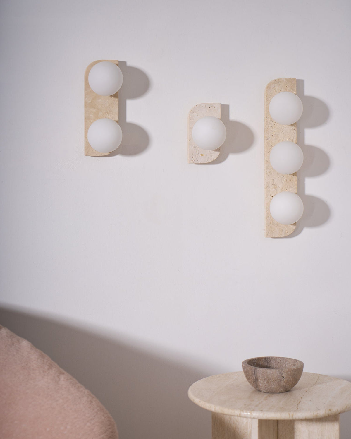 Wandlamp Modern Boho met Travertine Achterplaat en Glazen Bollen
