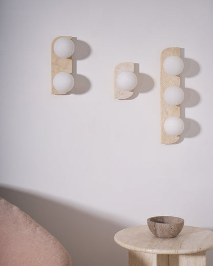 Wandlamp Modern Boho met Travertine Achterplaat en Glazen Bollen