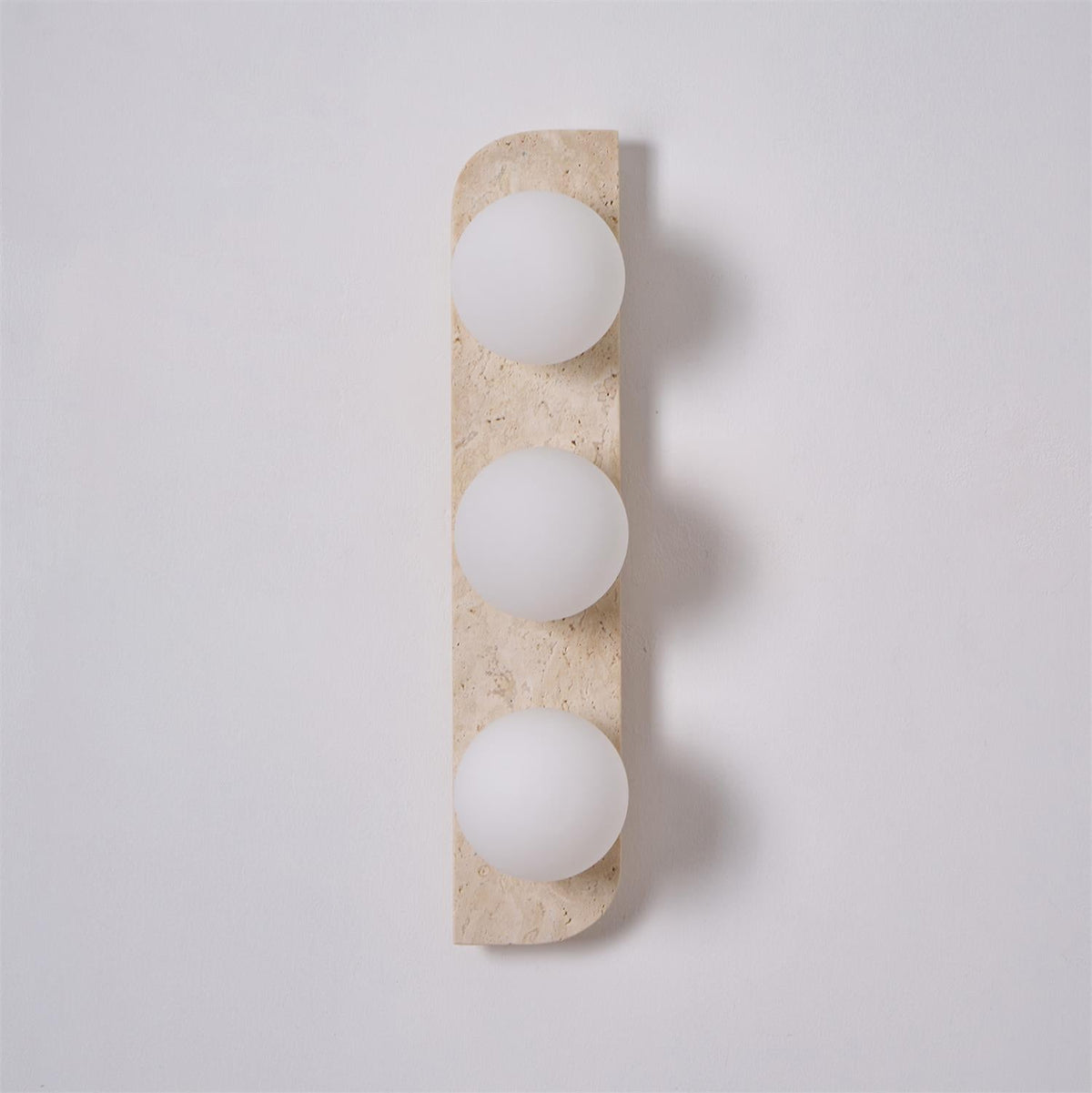 Wandlamp Modern Boho met Travertine Achterplaat en Glazen Bollen