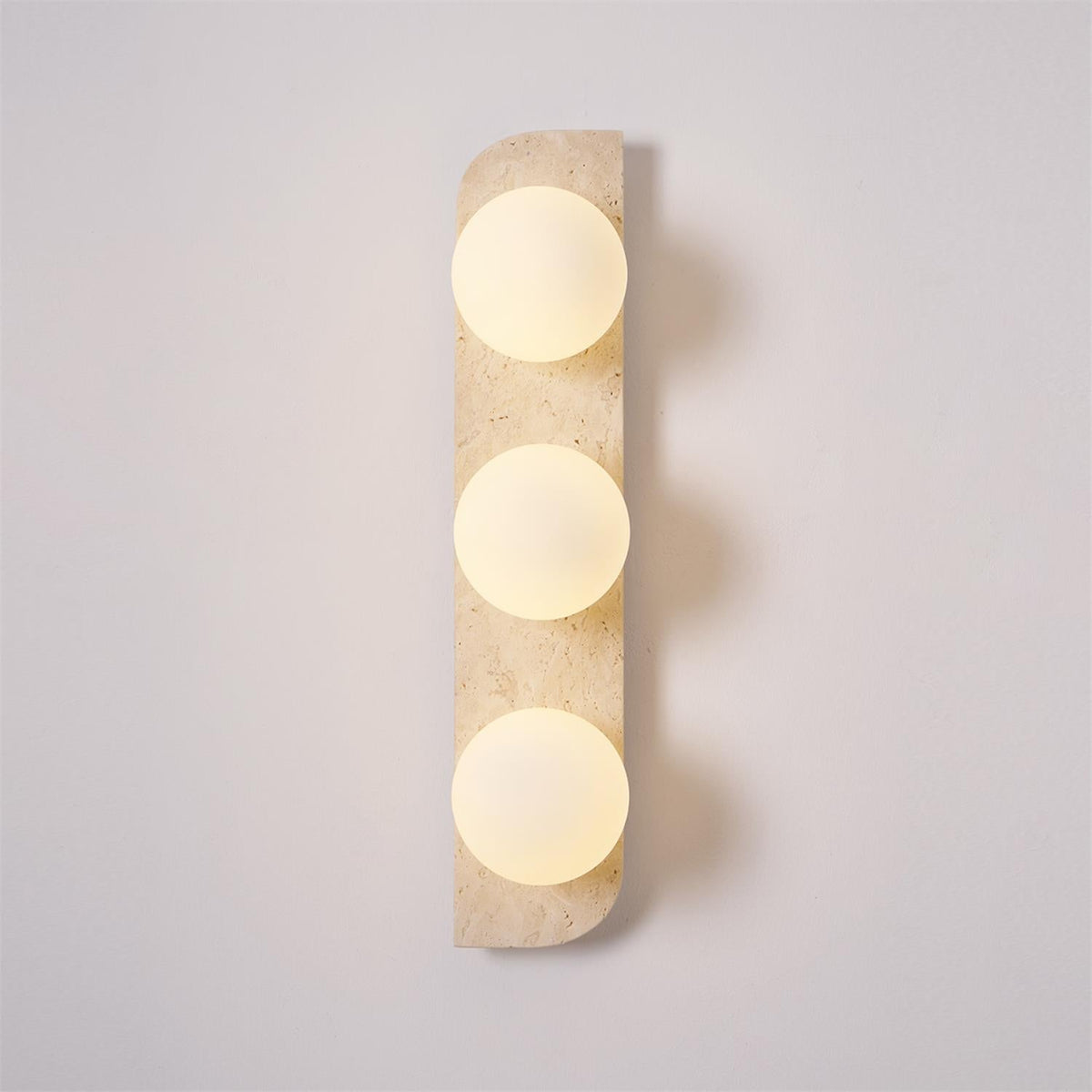 Wandlamp Modern Boho met Travertine Achterplaat en Glazen Bollen ##POS:20##