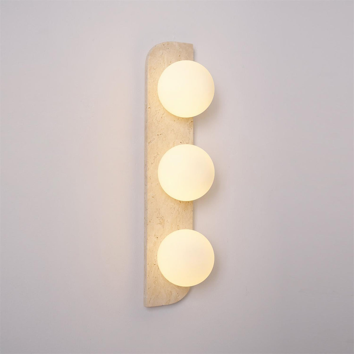 Wandlamp Modern Boho met Travertine Achterplaat en Glazen Bollen