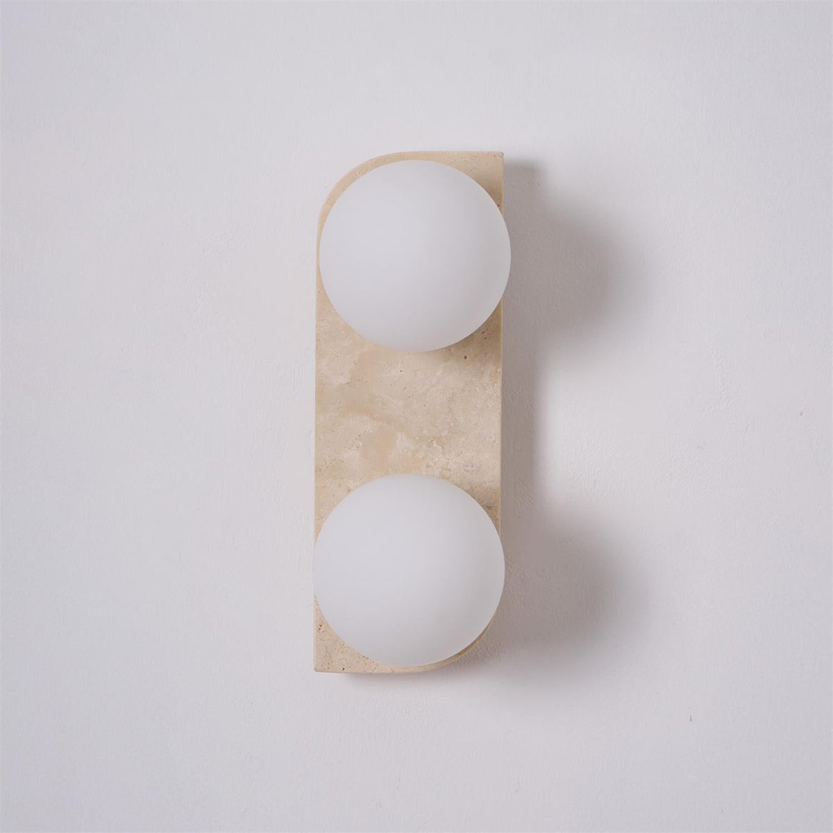 Wandlamp Modern Boho met Travertine Achterplaat en Glazen Bollen ##POS:22##