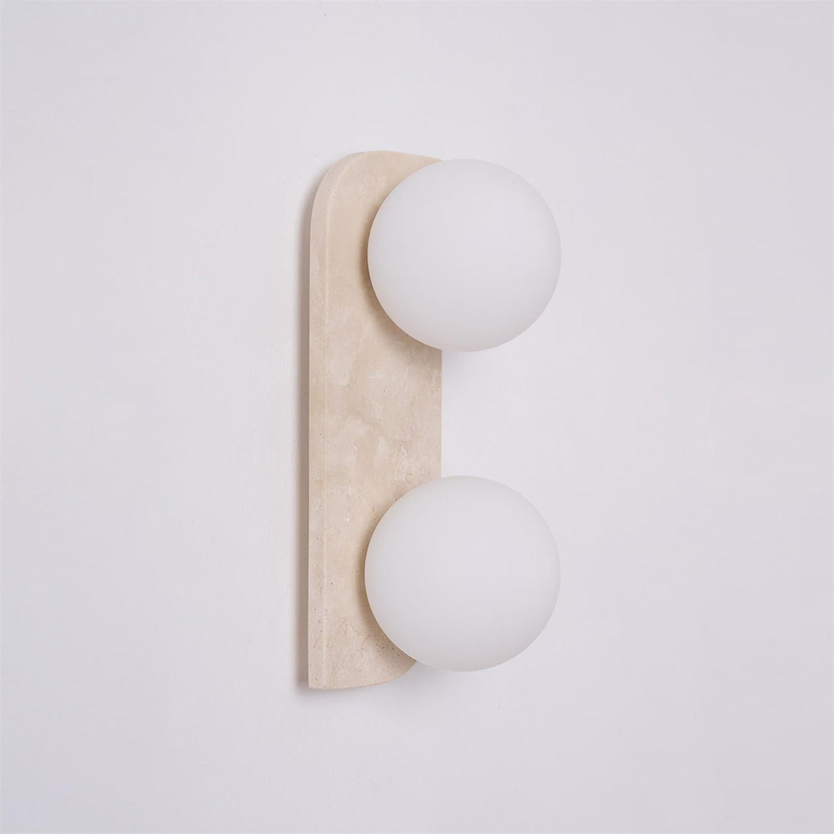 Wandlamp Modern Boho met Travertine Achterplaat en Glazen Bollen