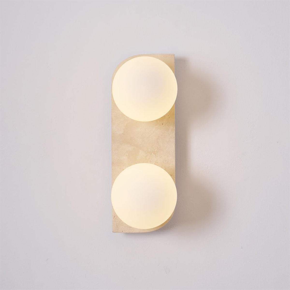 Wandlamp Modern Boho met Travertine Achterplaat en Glazen Bollen ##POS:25##
