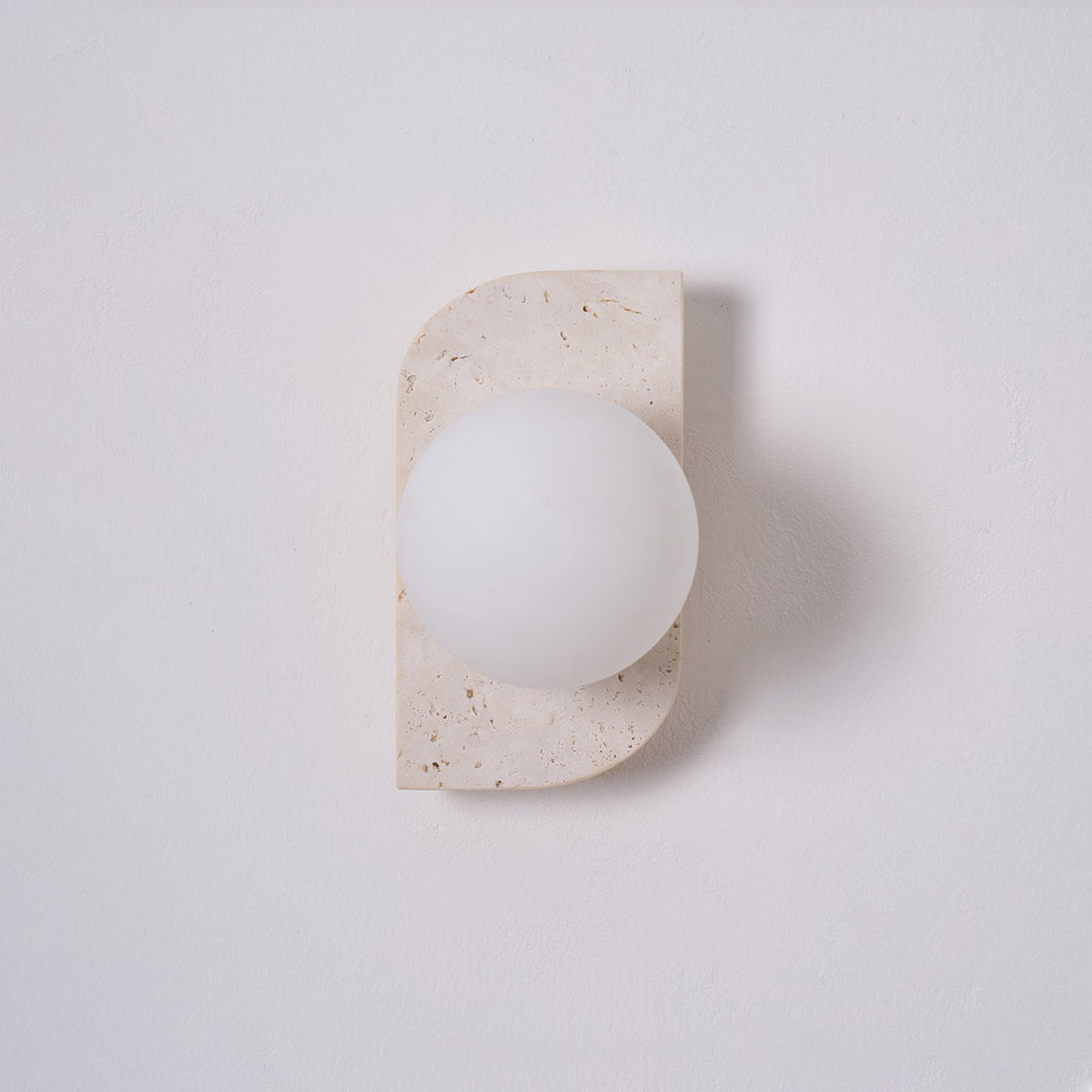 Wandlamp Modern Boho met Travertine Achterplaat en Glazen Bollen