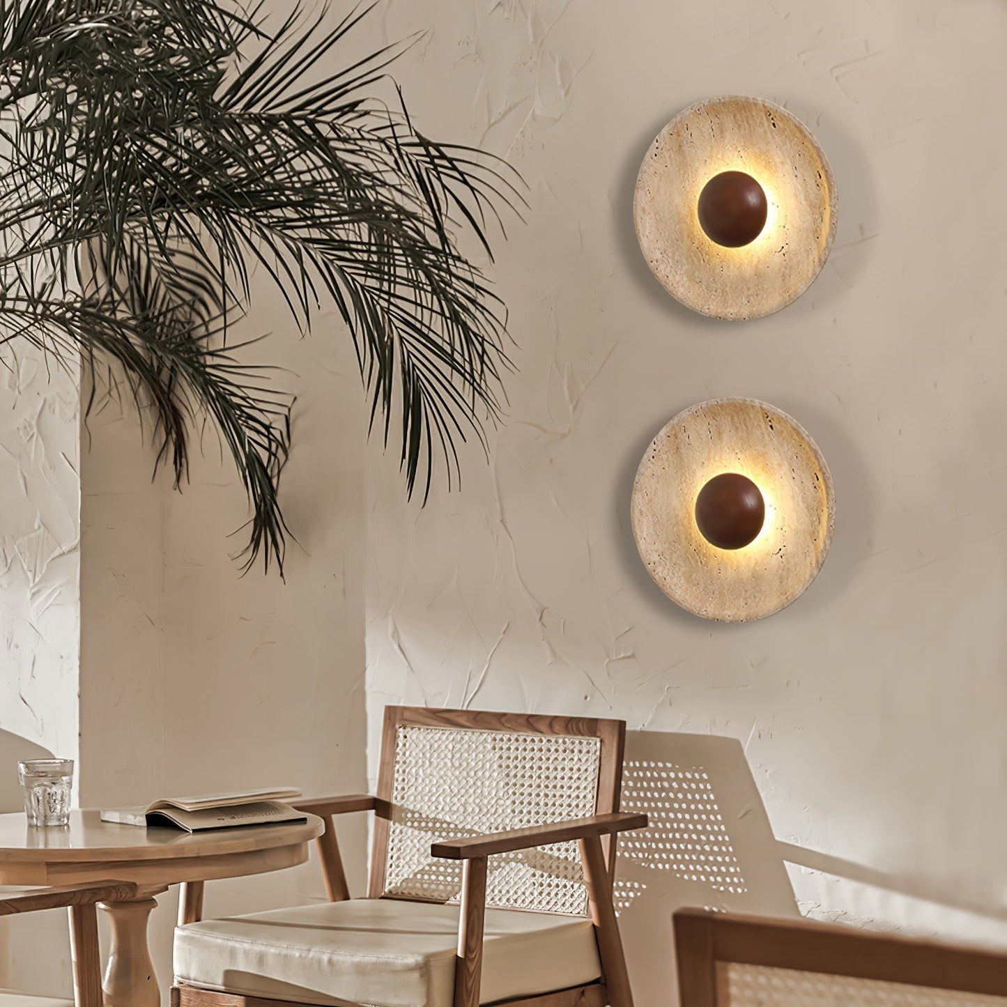 Wandlamp Rustiek met Ronde Travertine Kap en Houten Bol