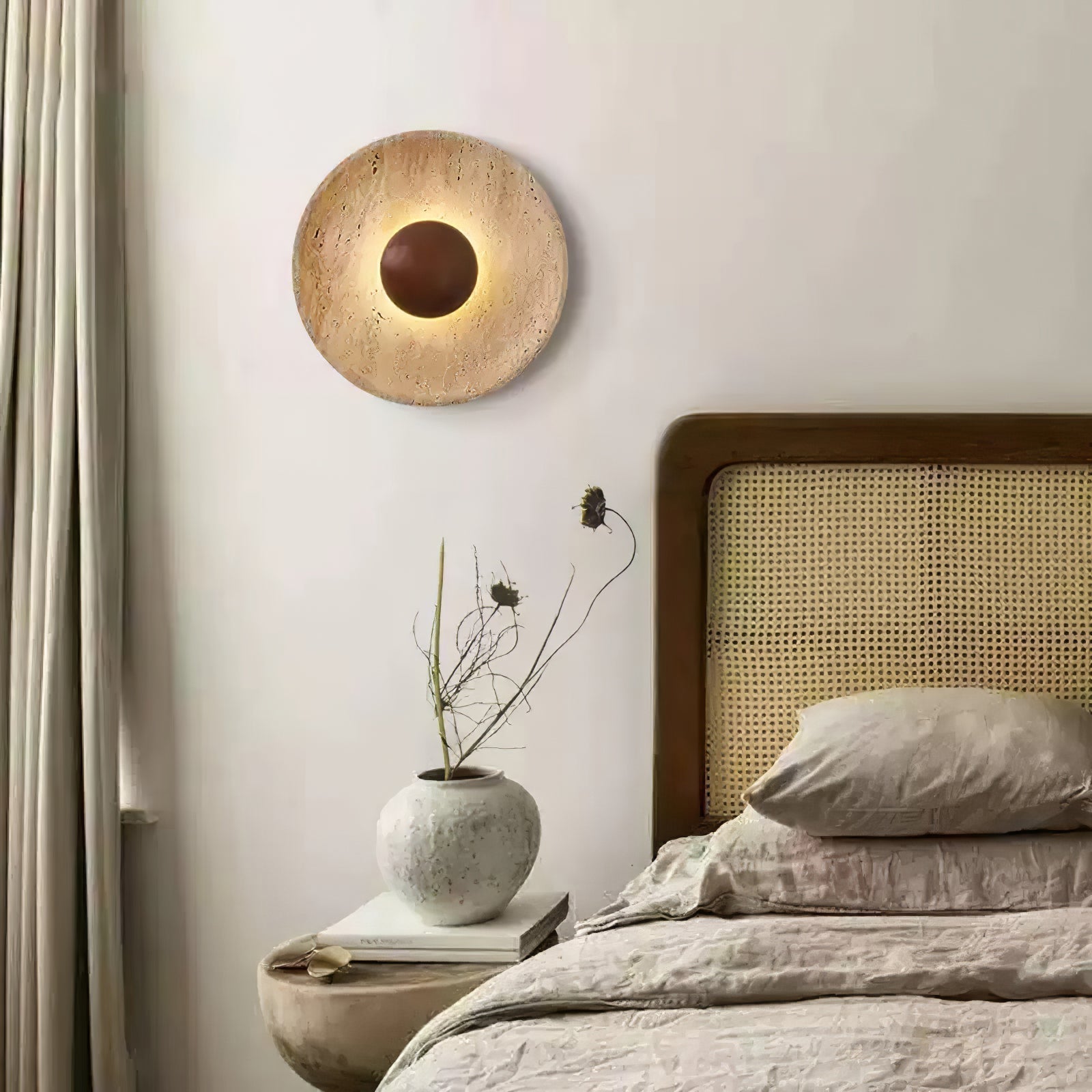 Wandlamp Rustiek met Ronde Travertine Kap en Houten Bol