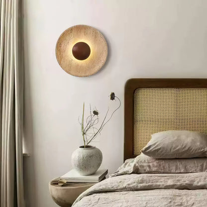 Wandlamp Rustiek met Ronde Travertine Kap en Houten Bol