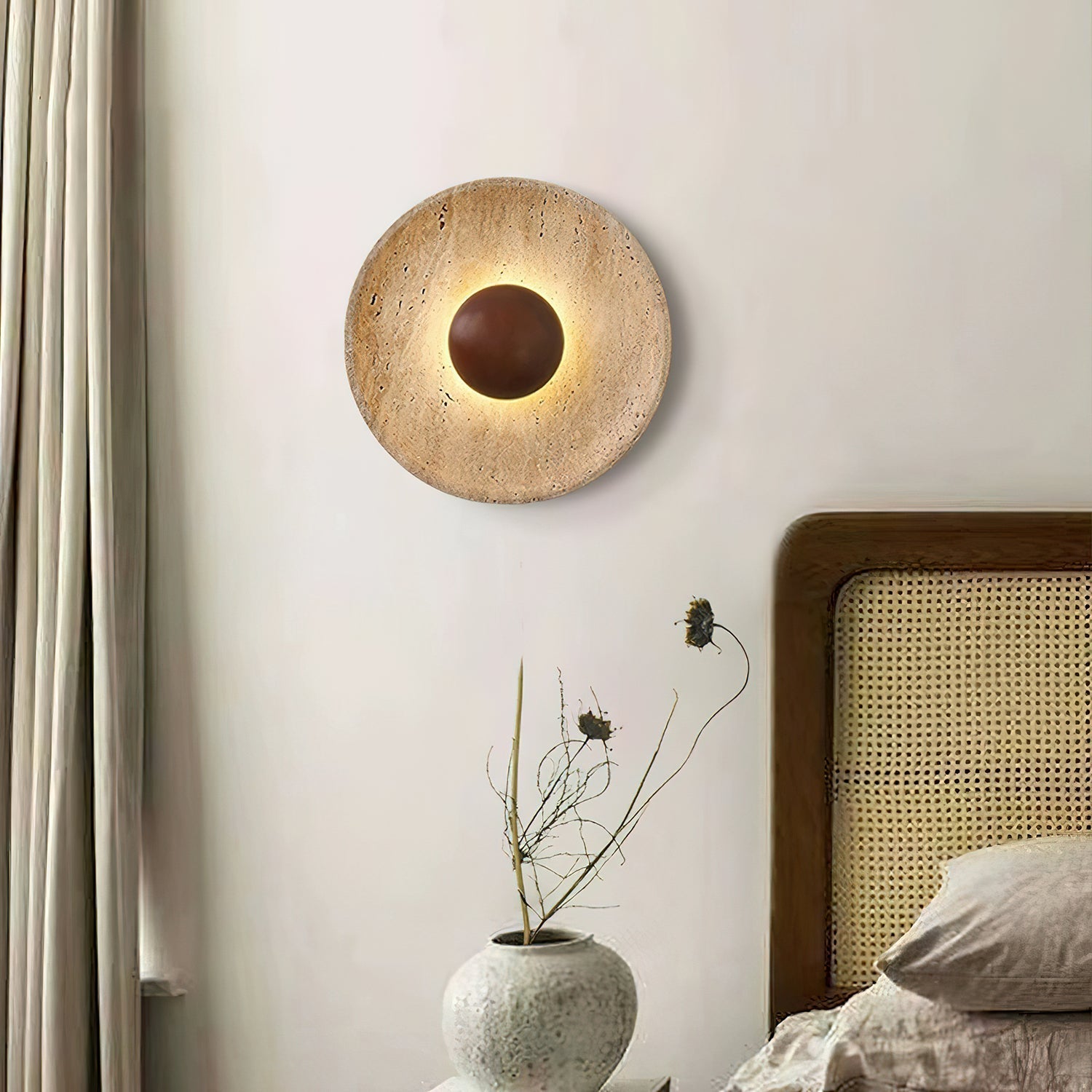 Wandlamp Rustiek met Ronde Travertine Kap en Houten Bol
