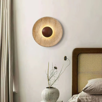 Wandlamp Rustiek met Ronde Travertine Kap en Houten Bol