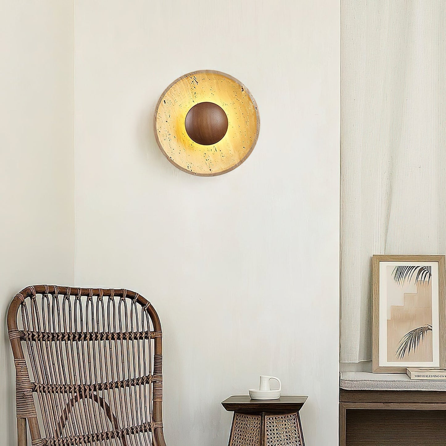 Wandlamp Rustiek met Ronde Travertine Kap en Houten Bol