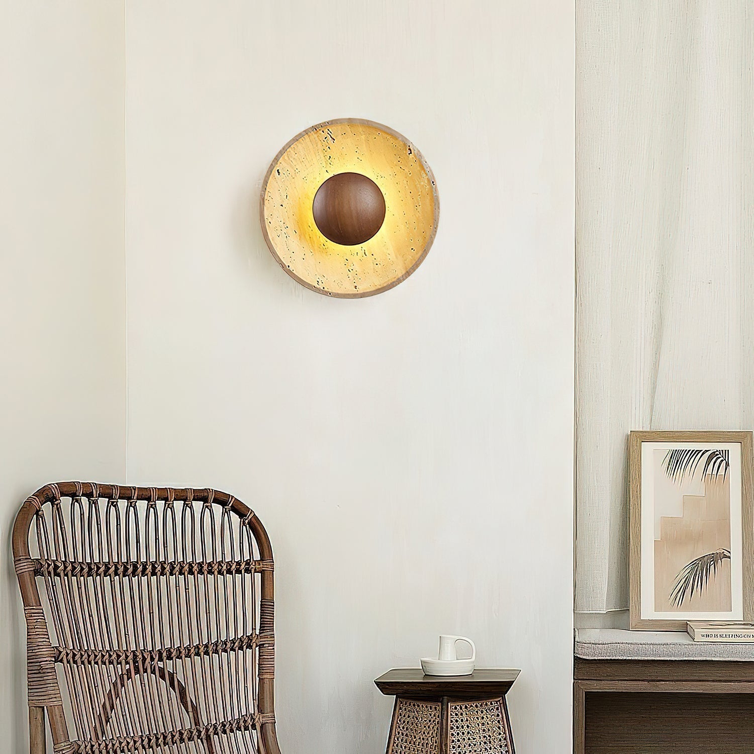 Wandlamp Rustiek met Ronde Travertine Kap en Houten Bol