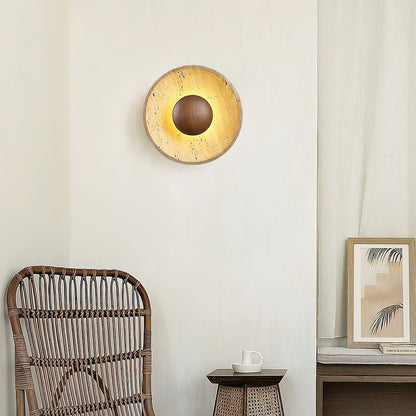 Wandlamp Rustiek met Ronde Travertine Kap en Houten Bol