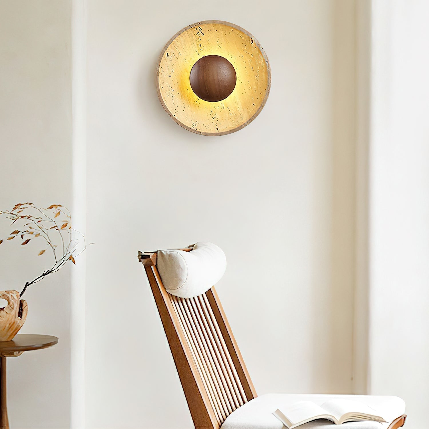 Wandlamp Rustiek met Ronde Travertine Kap en Houten Bol