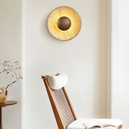 Wandlamp Rustiek met Ronde Travertine Kap en Houten Bol