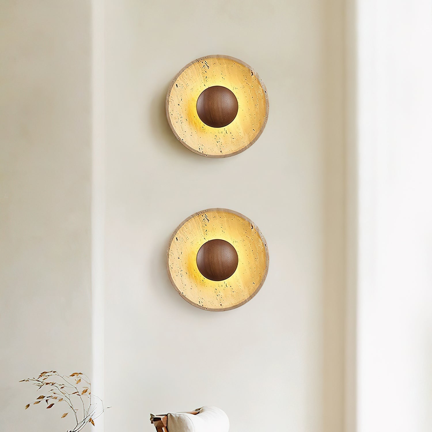 Wandlamp Rustiek met Ronde Travertine Kap en Houten Bol