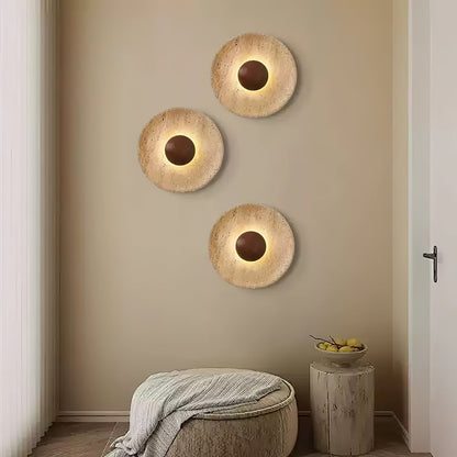Wandlamp Rustiek met Ronde Travertine Kap en Houten Bol