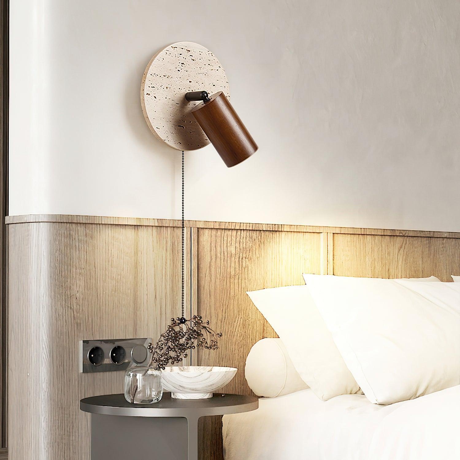 Wandlamp Scandinavisch met Draaibare Spot en Ronde Travertijn Achterplaat