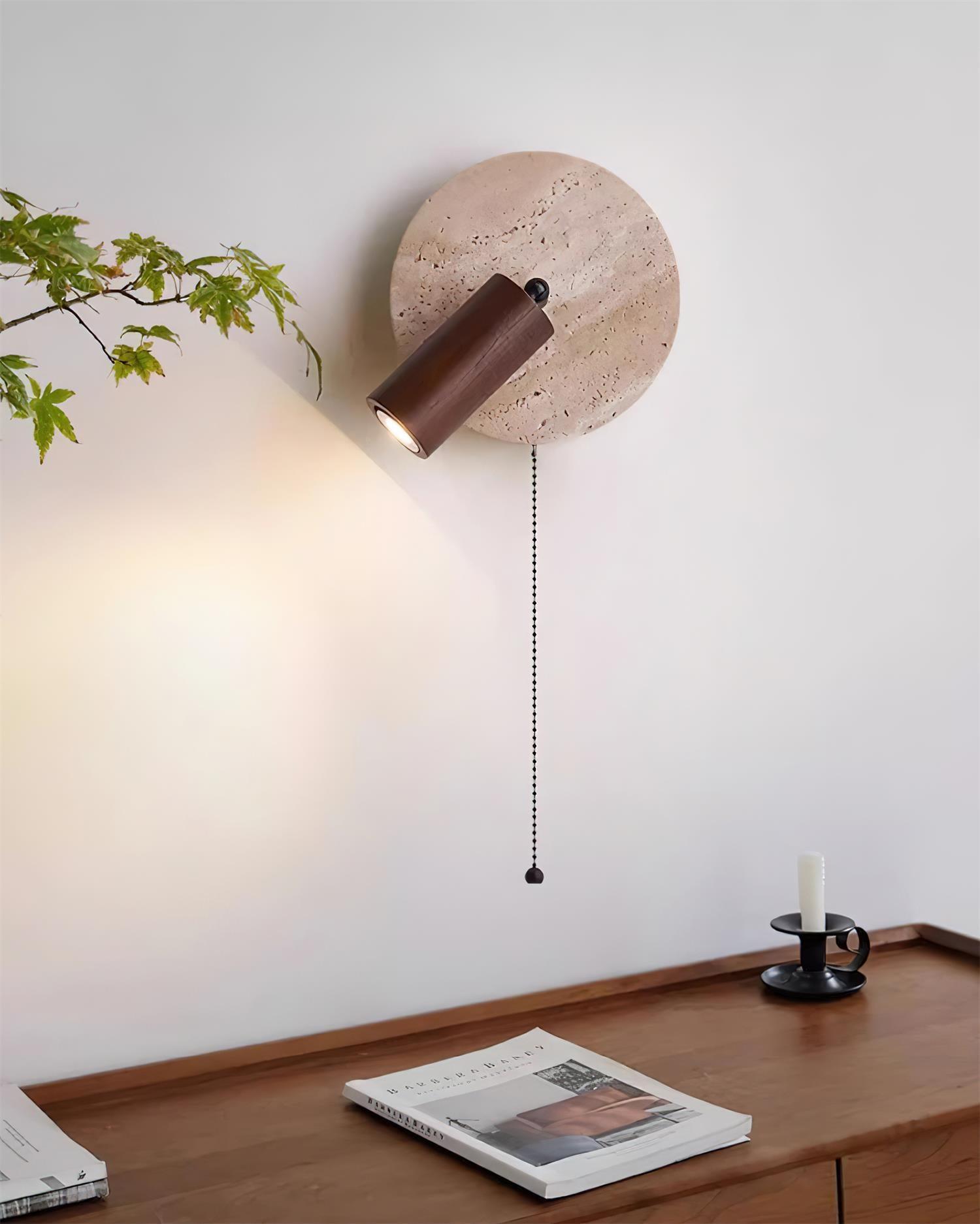 Wandlamp Scandinavisch met Draaibare Spot en Ronde Travertijn Achterplaat