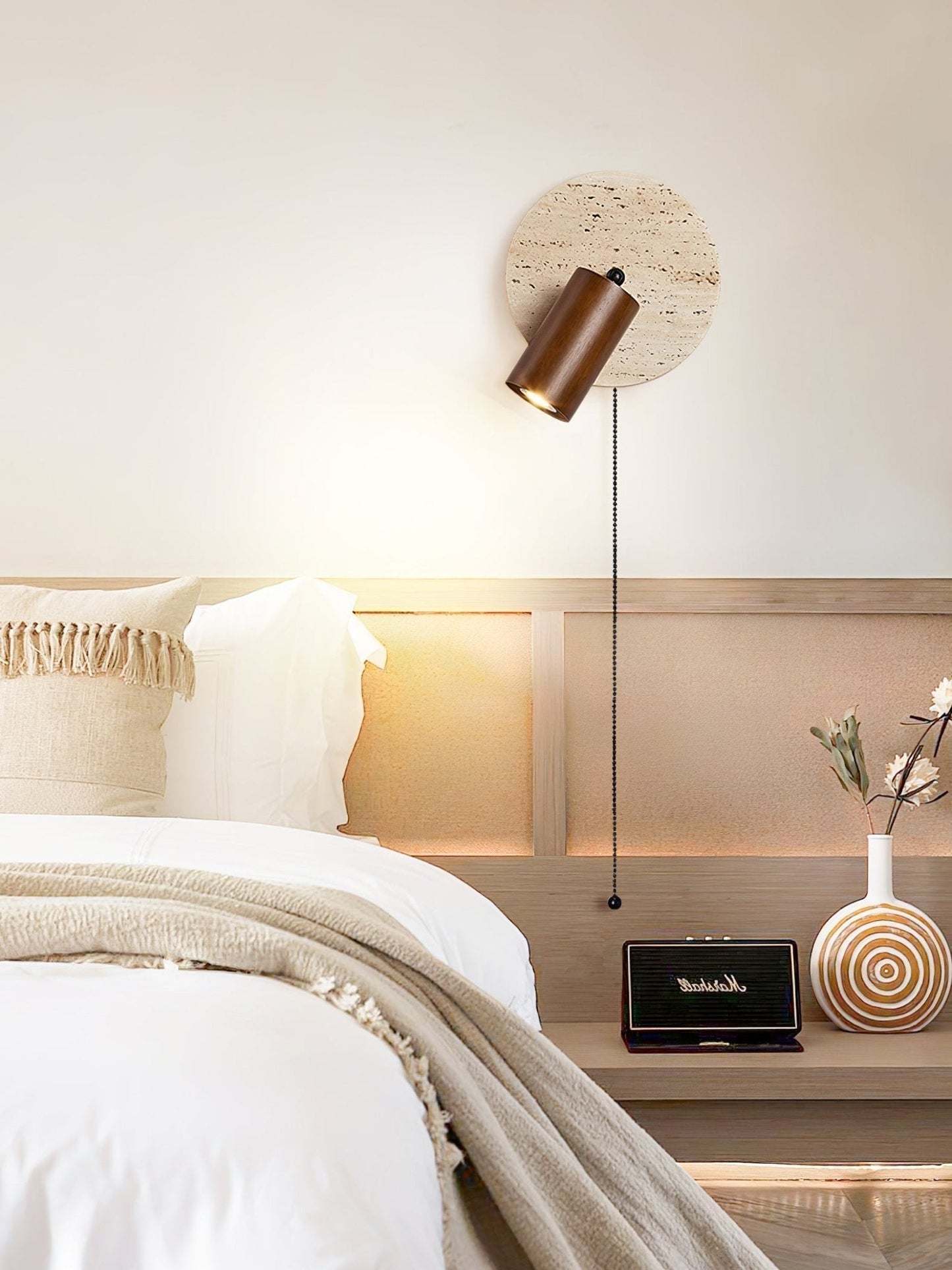 Wandlamp Scandinavisch met Draaibare Spot en Ronde Travertijn Achterplaat