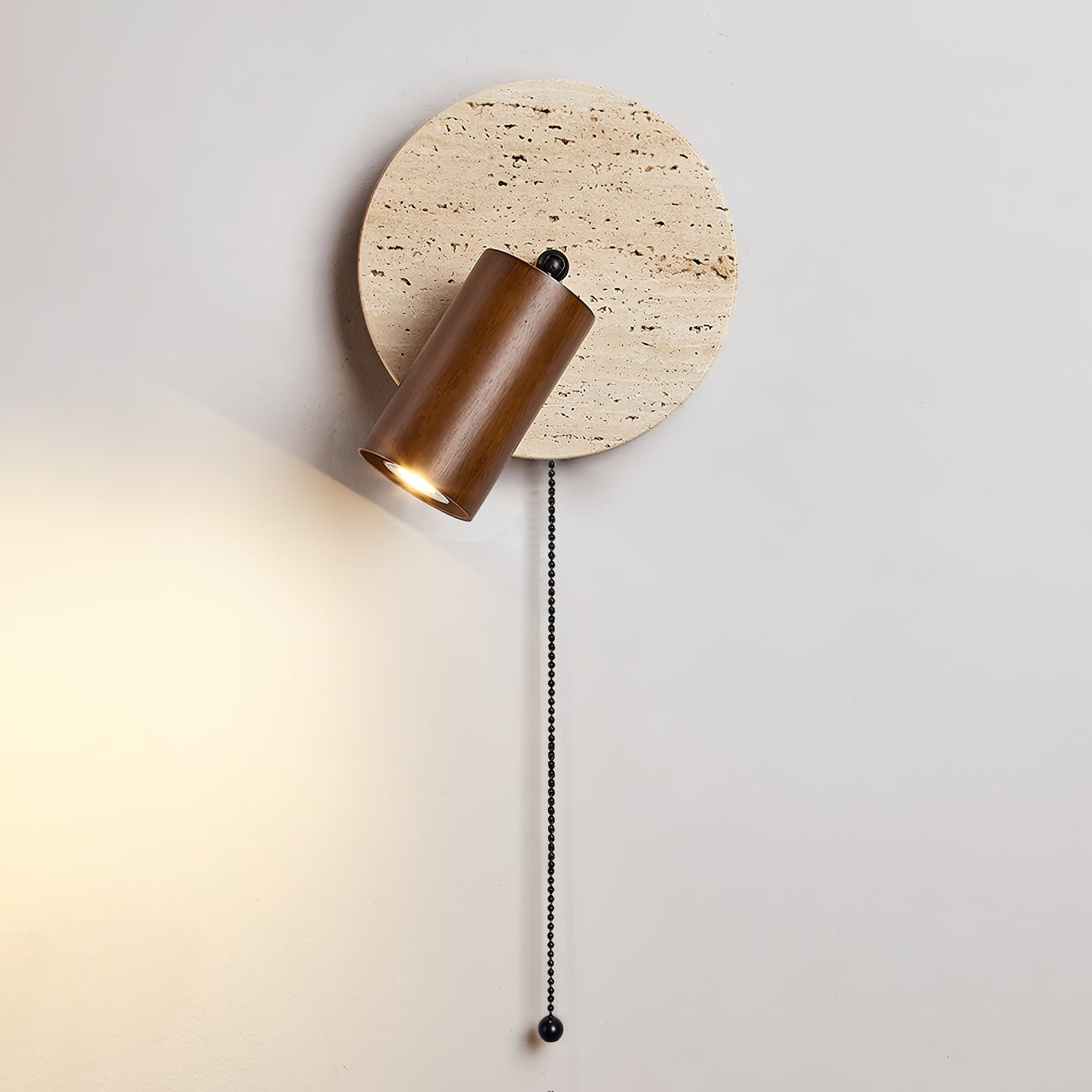 Wandlamp Scandinavisch met Draaibare Spot en Ronde Travertijn Achterplaat