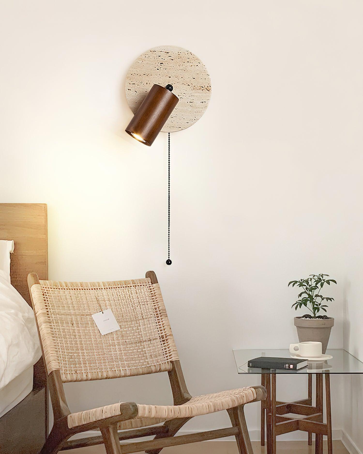 Wandlamp Scandinavisch met Draaibare Spot en Ronde Travertijn Achterplaat