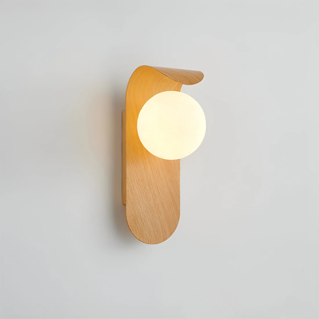 Wandlamp Scandinavisch met Houten Backplate en Glazen Bol