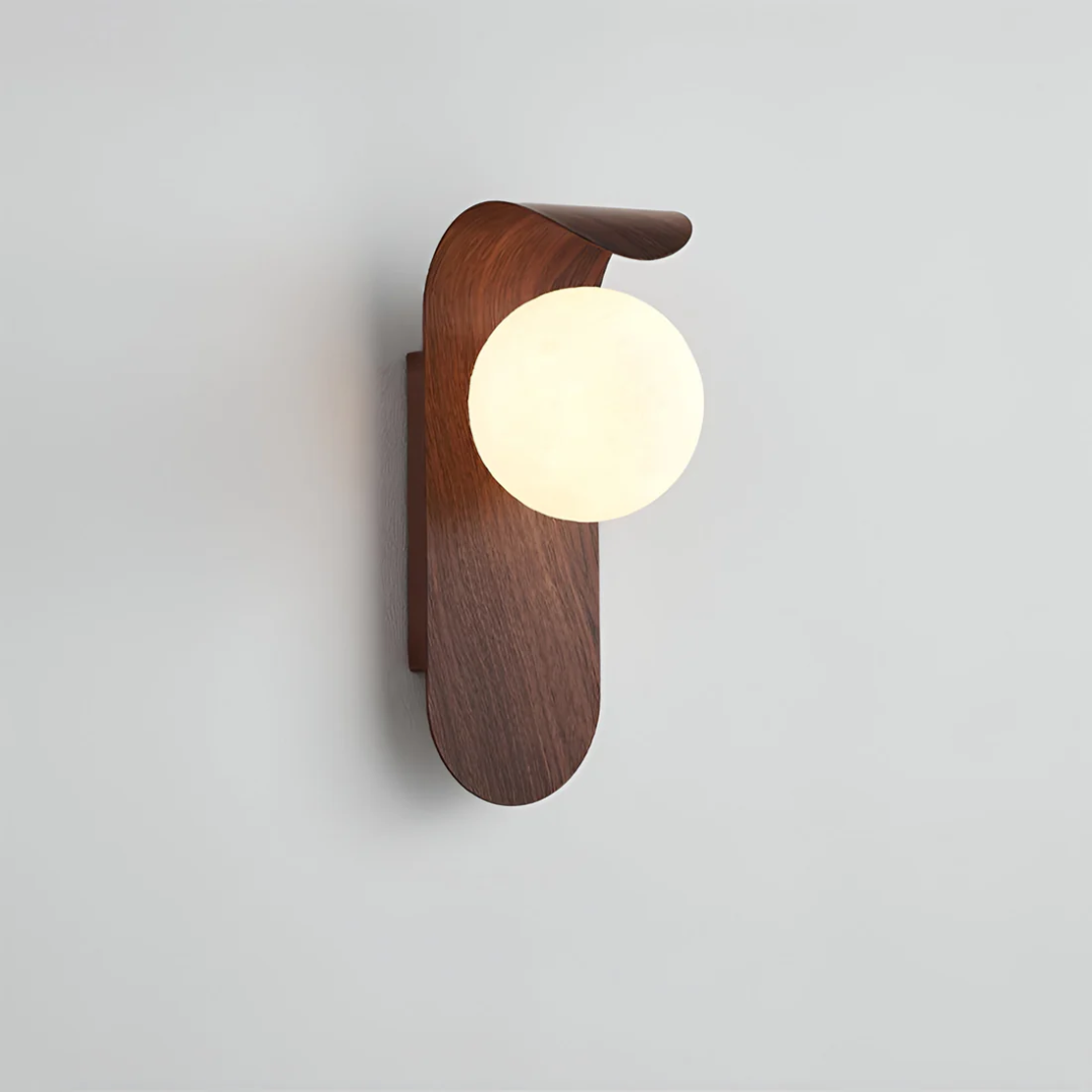 Wandlamp Scandinavisch met Houten Backplate en Glazen Bol