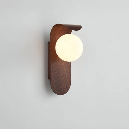 Wandlamp Scandinavisch met Houten Backplate en Glazen Bol