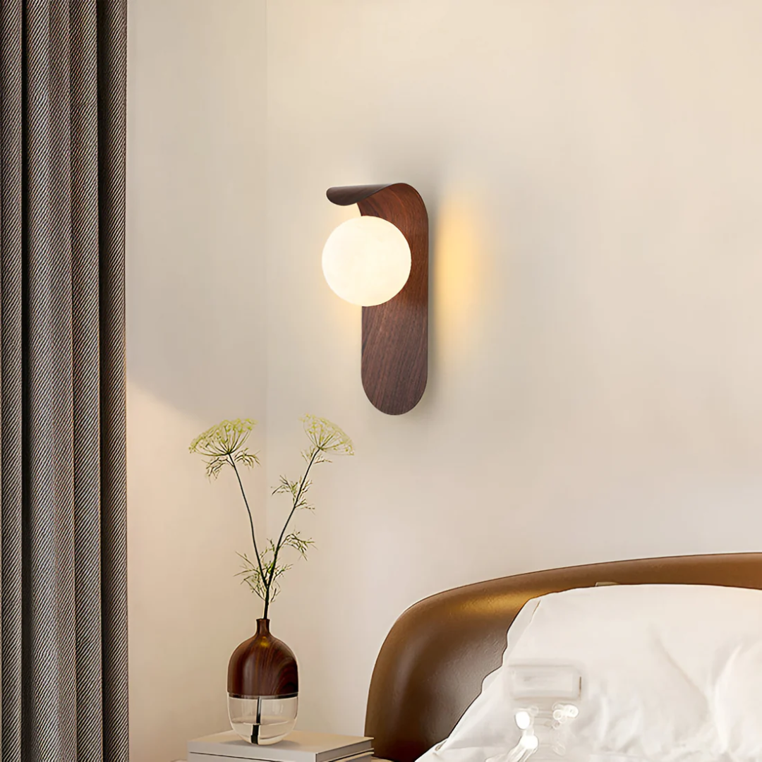 Wandlamp Scandinavisch met Houten Backplate en Glazen Bol