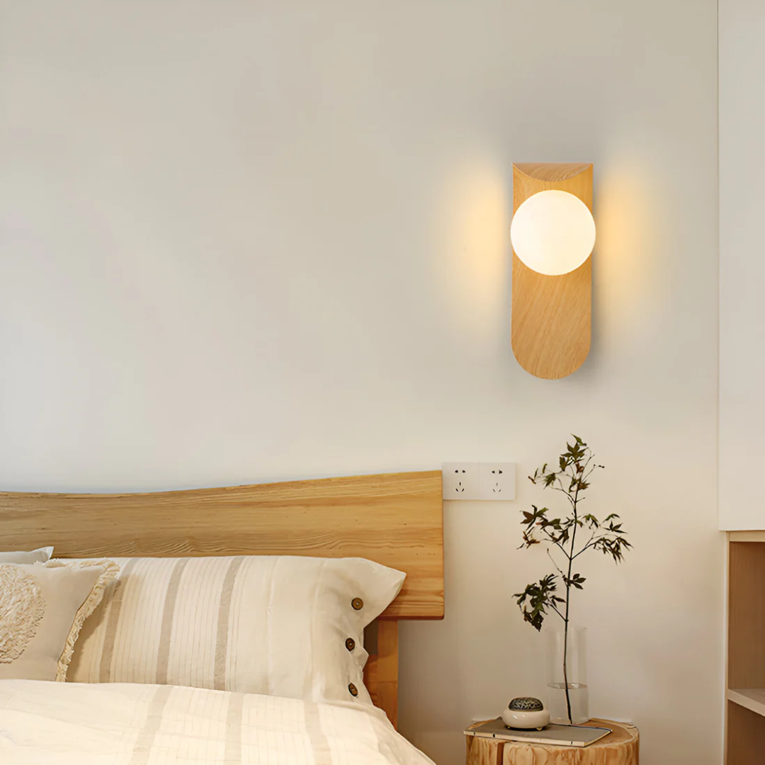 Wandlamp Scandinavisch met Houten Backplate en Glazen Bol
